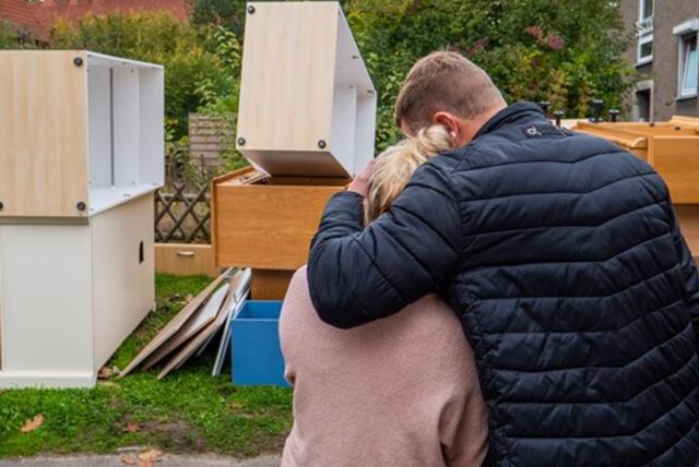 Die Möbel können sie nirgends mehr unterstellen, müssen vieles wieder neu kaufen. Ein Paar aus Drewer kämpft mit den Tränen. Es muss mit fünf Kindern aus der eigenen Wohnung raus.
