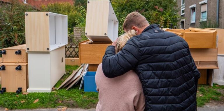 Die Möbel können sie nirgends mehr unterstellen, müssen vieles wieder neu kaufen. Ein Paar aus Drewer kämpft mit den Tränen. Es muss mit fünf Kindern aus der eigenen Wohnung raus.