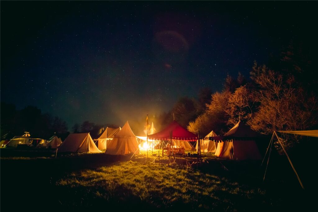 zelte und feuer auf einer großen wiese bei nacht zelte und feuer auf einer großen wiese bei nacht