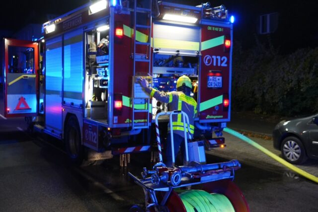 Ein Feuerwehrauto steht an der Habinghorster Straße in Castrop-Rauxel.