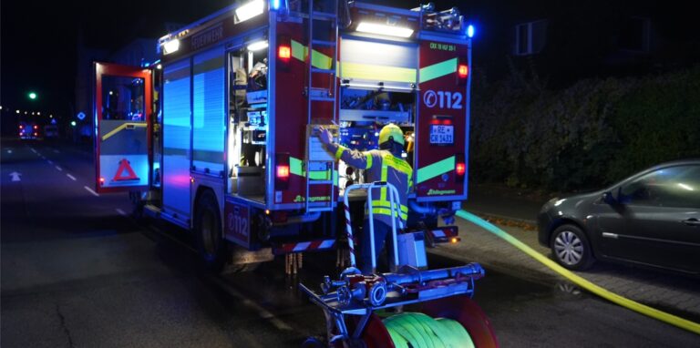 Ein Feuerwehrauto steht an der Habinghorster Straße in Castrop-Rauxel.