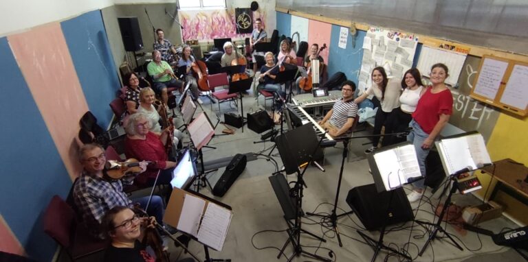 Blick in einen Probenraum des Dattelner „45711-Rockorchesters“. Das Orchester tritt am 29. und 30.10. in Waltrop auf.