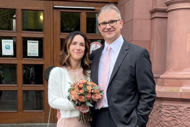 Das Brautpaar Katharina und Stefan Arnold hat sich am Freitag (14.10.) das Ja-Wort gegeben im Dortmunder Standesamt.