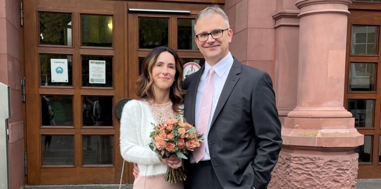 Das Brautpaar Katharina und Stefan Arnold hat sich am Freitag (14.10.) das Ja-Wort gegeben im Dortmunder Standesamt.