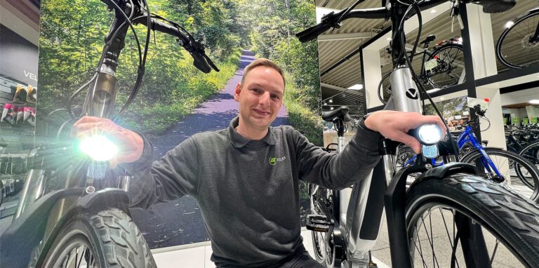Daniel Robbert ist Marktleiter bei AT Cycles Bergkamen an der Werner Straße. „Besonders wichtig ist es, vor dem Beginn des Winters den Verschleißgrad der Kette und die Reifen zu kontrollieren“, empfiehlt er.