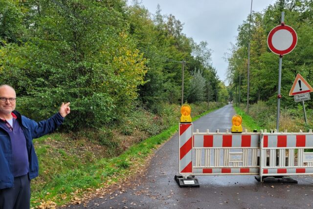 Anwohner Wilhelm Rehr zeigt auf die gesperrte Holthäuser Straße in Oer-Erkenschwick.
