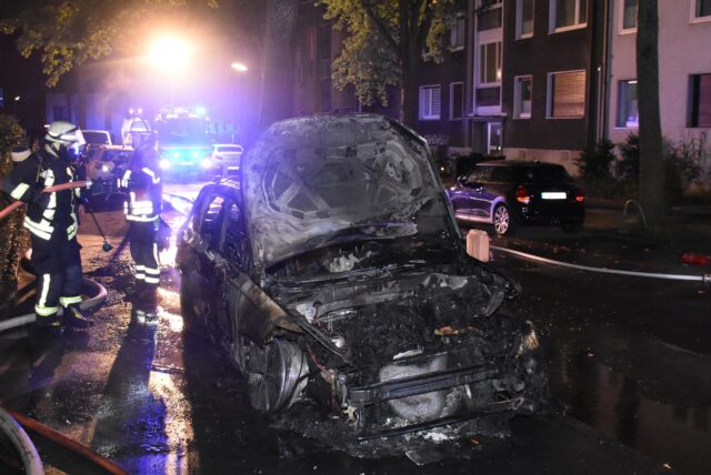 Dieses Fahrzeug in der Markgrafenstraße brannte Ende September vollständig aus.