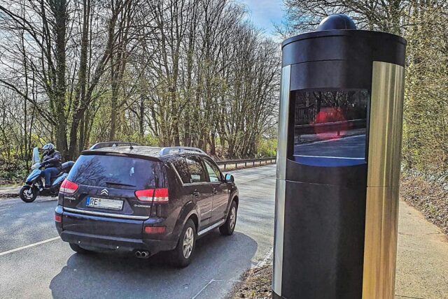 Eine Blitzersäule an der Ahsener Straße in Oer-Erkenschwick