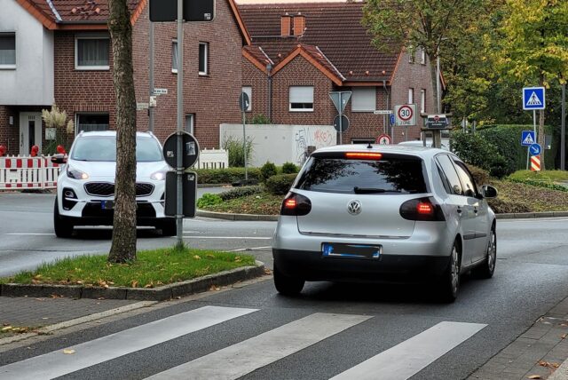 Zwei Autos passieren den Kreisverkehr an der Ludwigstraße