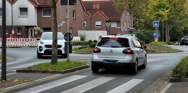 Zwei Autos passieren den Kreisverkehr an der Ludwigstraße