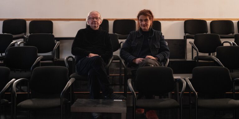 Rüdiger Trappmann (l.) und Barbara Kleyboldt betreiben zusammen das Roto-Theater in der Nordstadt. Sie sitzen dort, wo eigentlich ihr Publikum sitzen sollte. Das bleibt jedoch zu häufig fern.