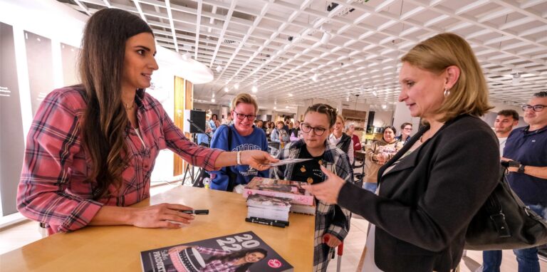 Fans lassen sich Kochbücher von Youtuberin Sally signieren