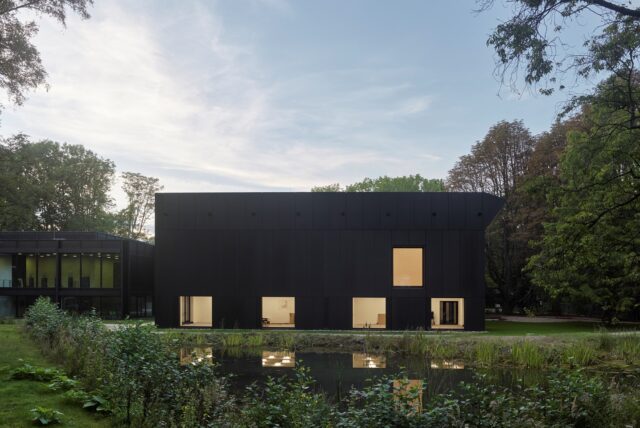 Der neue, dunkelbraune Anbau des Museumszentrum Quadrat in Bottrop wirkt am frühen Abend sehr beeindruckend.