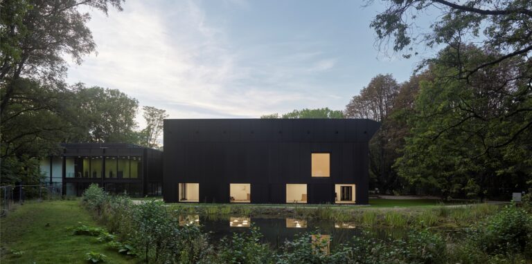 Der neue, dunkelbraune Anbau des Museumszentrum Quadrat in Bottrop wirkt am frühen Abend sehr beeindruckend.