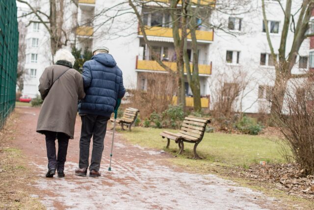 Ein älteres Ehepaar geht spazieren.