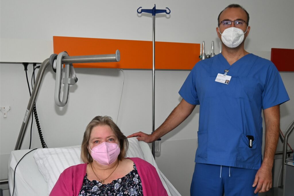 Dr. Moysidis operierte Frau Brauckmann 30 Minuten und noch auf dem OP-Tisch verbesserten sich ihre Beschwerden.