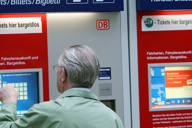 in Rentner steht am Dienstag (02.09.2008) in Köln vor einem Fahrkartenautomaten der Bahn.