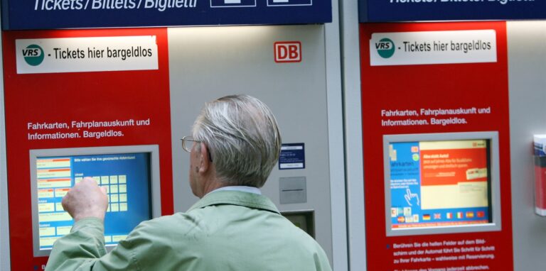 in Rentner steht am Dienstag (02.09.2008) in Köln vor einem Fahrkartenautomaten der Bahn.