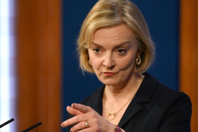 Die britische Premierministerin Liz Truss spricht während einer Pressekonferenz in der Downing Street.