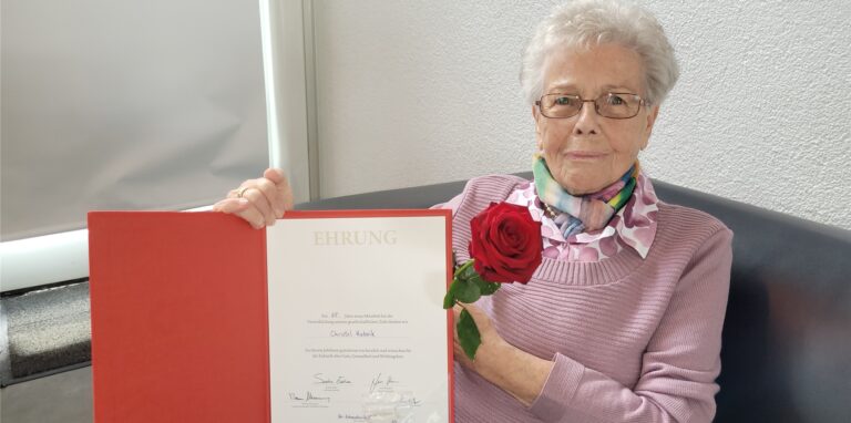Christel Kubzik aus Oer-Erkenschwick ist für 65-jährige Mitgliedschaft in der SPD mit einer Urkunde und einer Rose ausgezeichnet worden.