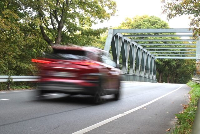 Die Hafenbrücke (Viktorstraße) in Waltrop, im Vordergrund ein vorbeifahrendes Auto.