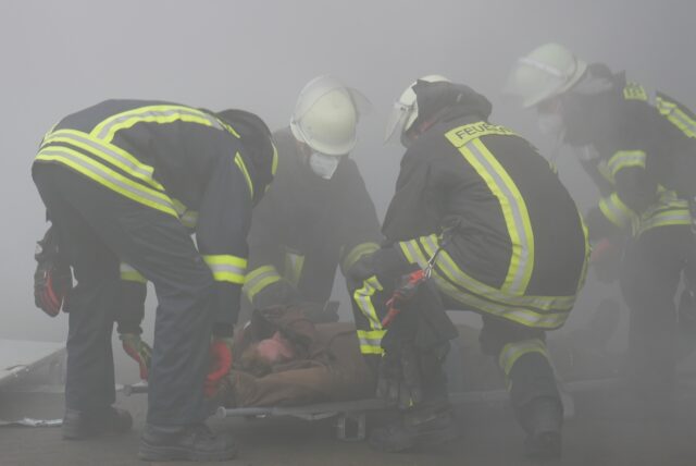 Feuerwehrleute üben bei schlechter Sicht