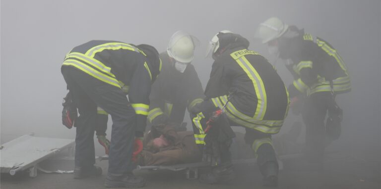 Feuerwehrleute üben bei schlechter Sicht