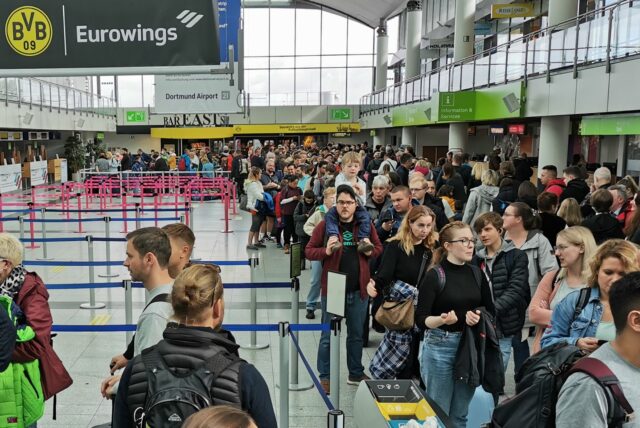 Zum Start der Herbstferien hat es eine lange Schlange vor dem Abflug-Bereich am Airport Dortmund gegeben.