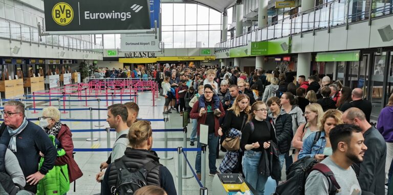 Zum Start der Herbstferien hat es eine lange Schlange vor dem Abflug-Bereich am Airport Dortmund gegeben.