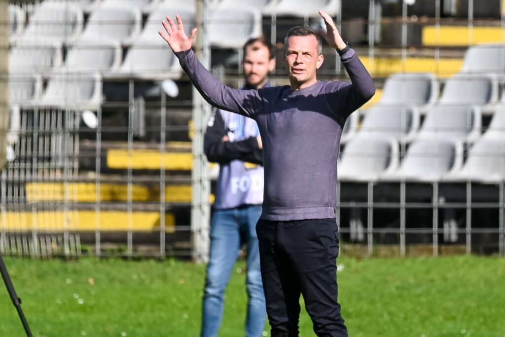 BVB-Trainer Christian Preußer gibt Anweisungen. BVB-Trainer Christian Preußer gibt Anweisungen.