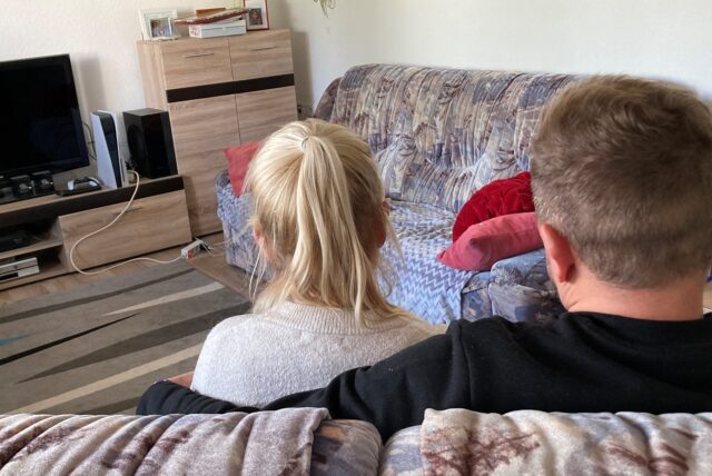 Für ein paar Wochen ist die siebenköpfige Familie bei der Mutter der Frau untergebracht. Doch es ist eng – und es wird schwierig, eine neue Wohnung zu finden.