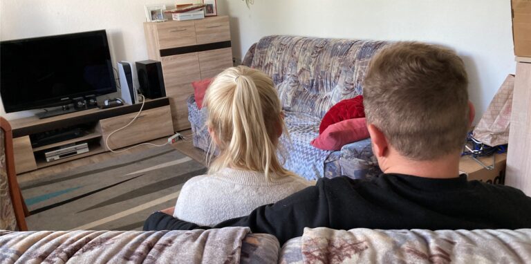 Für ein paar Wochen ist die siebenköpfige Familie bei der Mutter der Frau untergebracht. Doch es ist eng – und es wird schwierig, eine neue Wohnung zu finden.