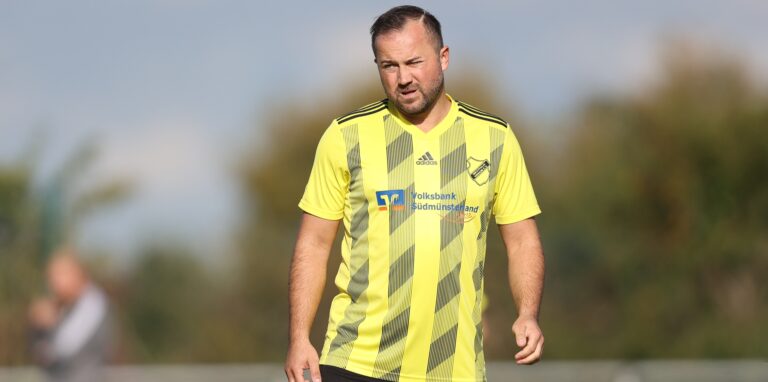 Lukas Dzierzega von Westfalia Vinnum war schon nach dem frühen Gegentor gegen den SV Hochlar 28 bedient.