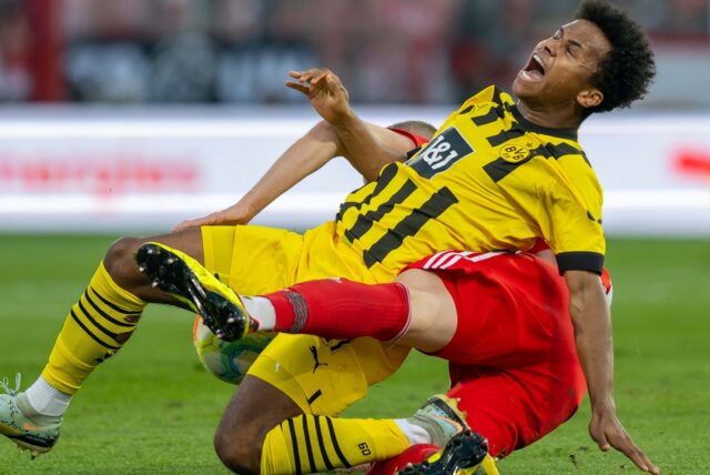 BVB-Spieler Karim Adeyemi wird gefoult.
