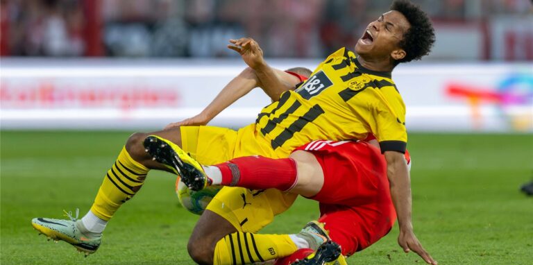 BVB-Spieler Karim Adeyemi wird gefoult.