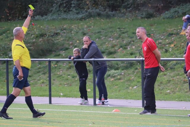Gelbe Karte für Spvgg.-II-Coach Thomas Synowczik, nachdem er Schiedsrichter Michael Blania belehren wollte.