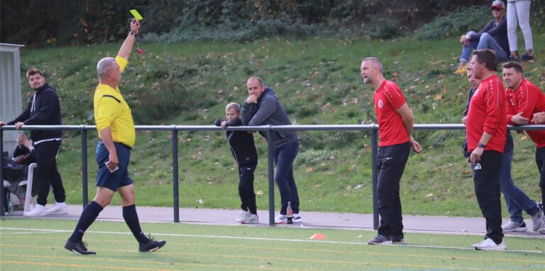 Gelbe Karte für Spvgg.-II-Coach Thomas Synowczik, nachdem er Schiedsrichter Michael Blania belehren wollte.
