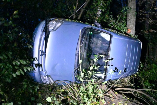 In Olsberg auf der B480 endete vor diesem Baum die riskante Fahrt mit dem gestohlenen Fahrzeug.