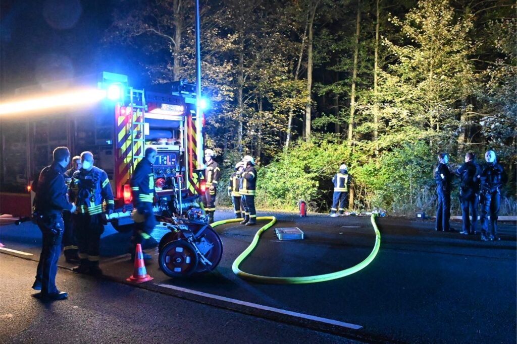 Die Feuerwehr stellte den Brandschutz an der Einsatzstelle sicher und leuchtete die Unfallstelle aus. Die Feuerwehr stellte den Brandschutz an der Einsatzstelle sicher und leuchtete die Unfallstelle aus.