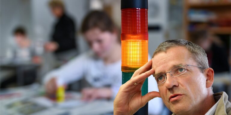 Die Bildmontage zeigt Rektor Volkmar Schäpers und einen Klassenraum mit einem CO2-Ampel-Warnmelder.