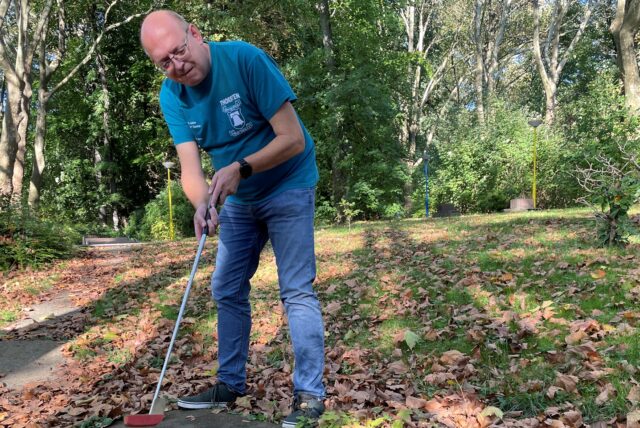 Thorsten Semrau steht an der 18. Bahn und schwinkt den Schläger an der Minigolf-Anlage in Castrop-Rauxel.