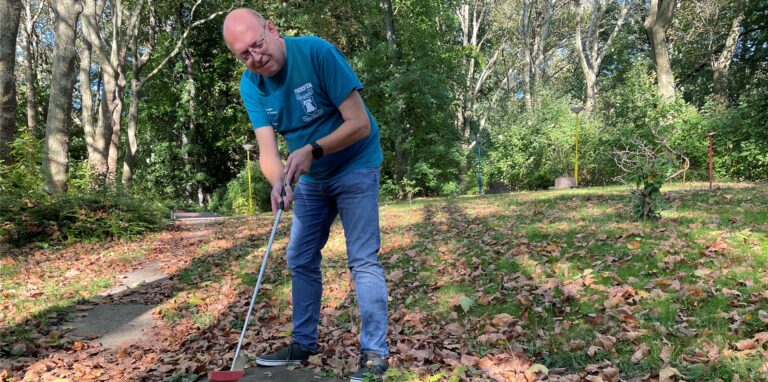 Thorsten Semrau steht an der 18. Bahn und schwinkt den Schläger an der Minigolf-Anlage in Castrop-Rauxel.