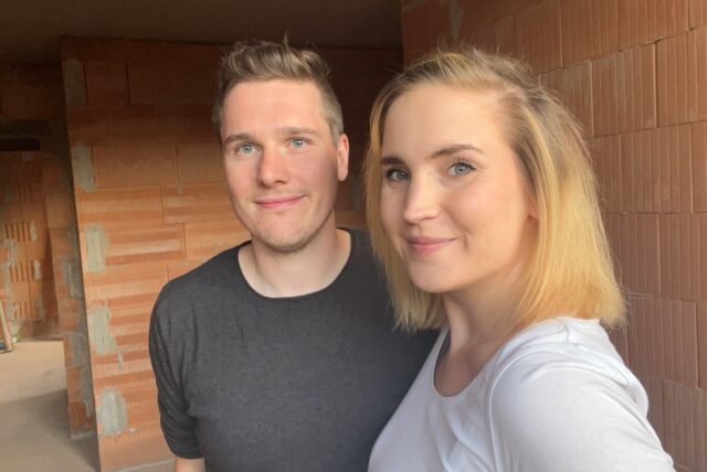 Lisa König und Chris Kremer freuen sich, dass bei ihrem Hausbau in Dortmund-Brechten ein weiterer Meilenstein erreicht ist: die Fenster sind da und sogar schon eingebaut.