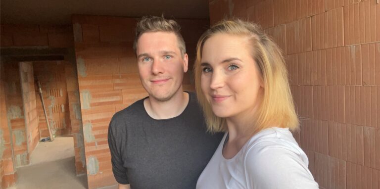 Lisa König und Chris Kremer freuen sich, dass bei ihrem Hausbau in Dortmund-Brechten ein weiterer Meilenstein erreicht ist: die Fenster sind da und sogar schon eingebaut.