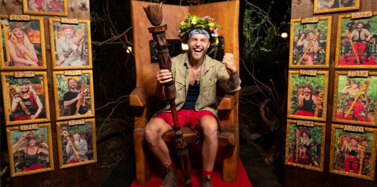 Der „Dschungelkönig“ 2022, Filip Pavlovic,  auf seinem Thron. Pavlovic hat das Finale des RTL-Dschungelcamp 2022 gewonnen.