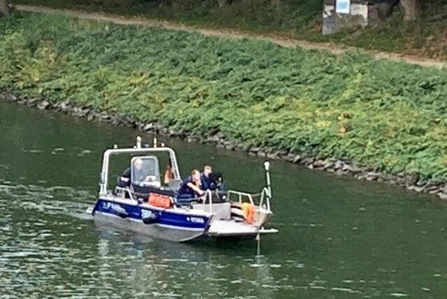 Ein Boot des THW im Einsatz auf dem Kanal nahe dem Hebewerk Waltrop. Es sucht mittels Sonar-Technik den Kanalgrund ab.
