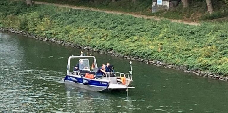 Ein Boot des THW im Einsatz auf dem Kanal nahe dem Hebewerk Waltrop. Es sucht mittels Sonar-Technik den Kanalgrund ab.
