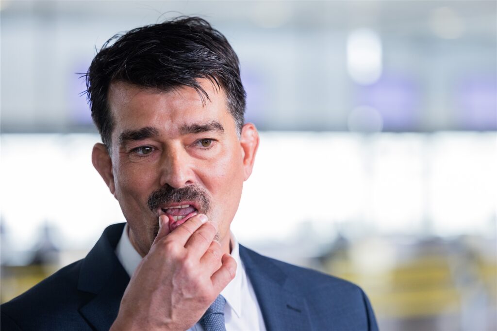 Kai Duve, Geschäftsführer Finanzen & Personal von Eurowings, steht im Check In Bereich von Eurowings am Flughafen Köln/Bonn.