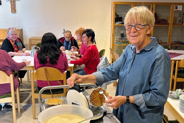 Christel Kieffer backt Waffeln beim Kaffeetrinken der Diakonie im Gemeindehaus Stift