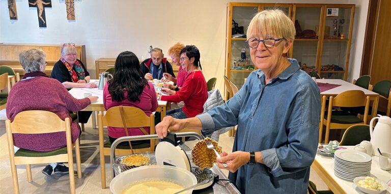 Christel Kieffer backt Waffeln beim Kaffeetrinken der Diakonie im Gemeindehaus Stift
